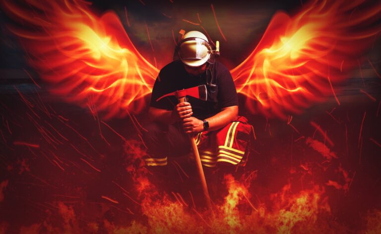 Das Foto zeigt einen Feuerwehrmann der kniet auf dem Boden und mit einem Bildbearbeitungsprogramm sind ihm Flügel montiert worden, von unten sieht es so aus, als würde Feuer brennen.