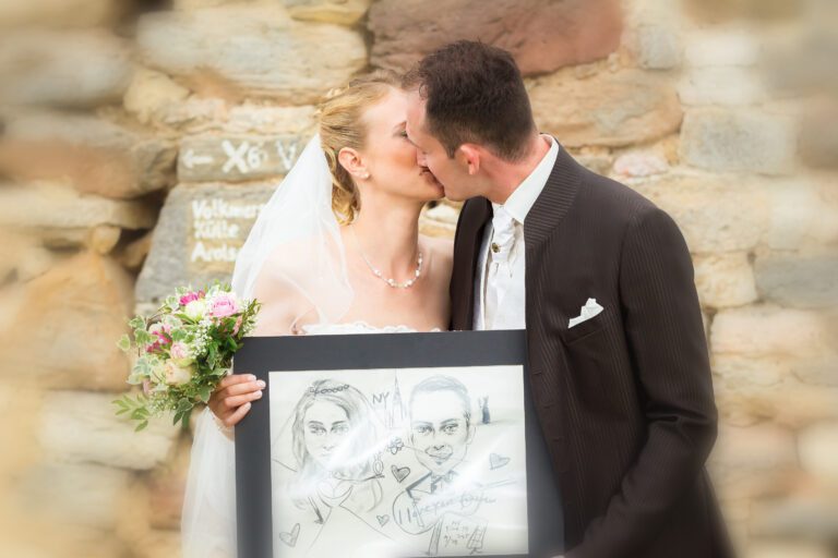 Das Foto zeigt ein junges Ehepaar die sich küssen.