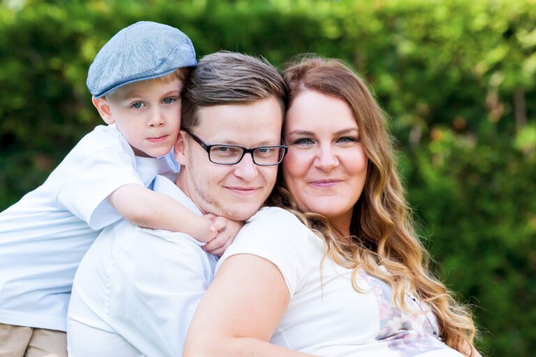 Foto zeigt eine junge Familie, Mutter, Vater und Sohn