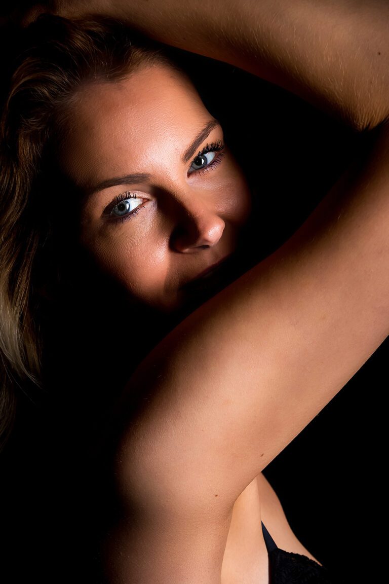 Das Foto zeigt eine junge Frau die in die Kamera schaut.