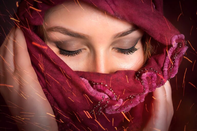 Das Foto zeigt eine Junge Frau, nur das Gesicht, die Augen sind geschlossen.