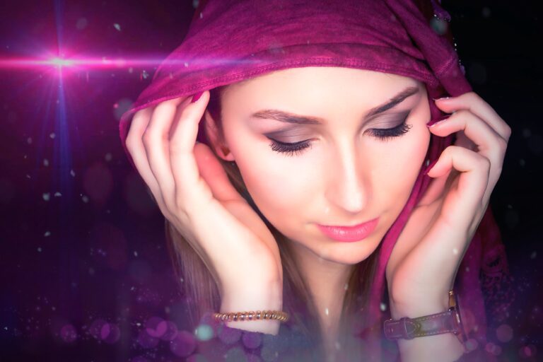 Das Foto zeigt eine Junge Frau, nur das Gesicht, sie schaut nach unten, die Augen sind nicht zu sehen.