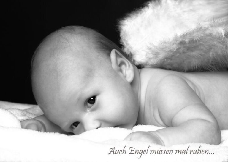 Das Foto zeig ein Baby liegt auf dem Boden