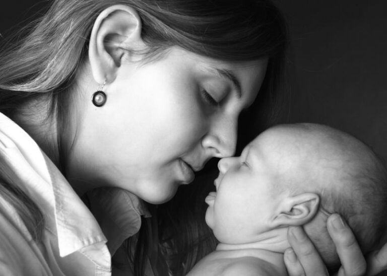 Das Foto zeig eine Mutter hält die Nase an die Nase ihres Babys