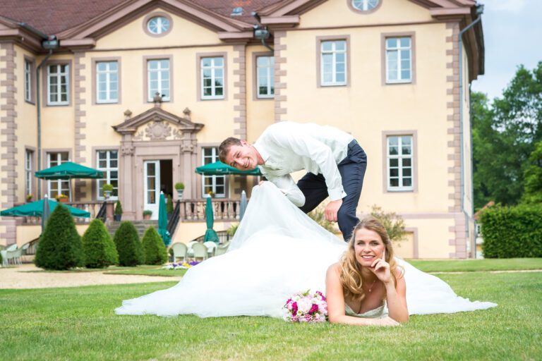 Das Foto zeigt ein junges Ehepaar.