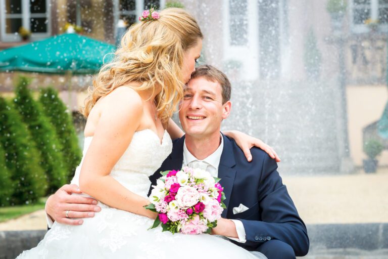 Das Foto zeigt ein junges Ehepaar.