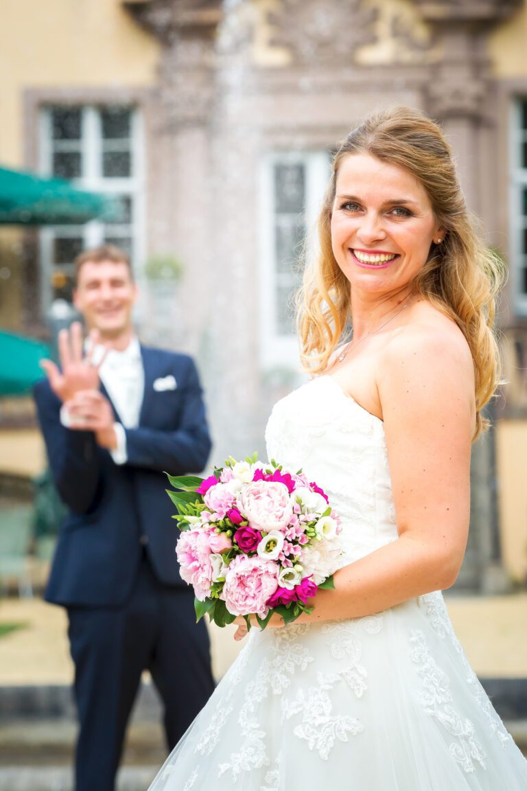 Das Foto zeigt ein junges Ehepaar, sie ist im Vordergrund klar zu sehen, der Ehemann steht weiter hinten und ist etwas unscharf.