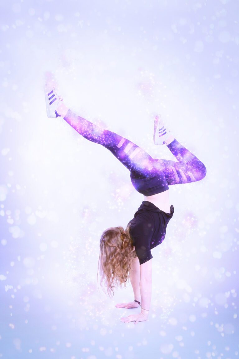 Auf dem Fotos ist eine junge Frau zu sehen, die mit einem Bildbearbeitunstool bearbeitet wurde, es sieht so aus, als würde es schneien wärend sie einen Handstand macht.