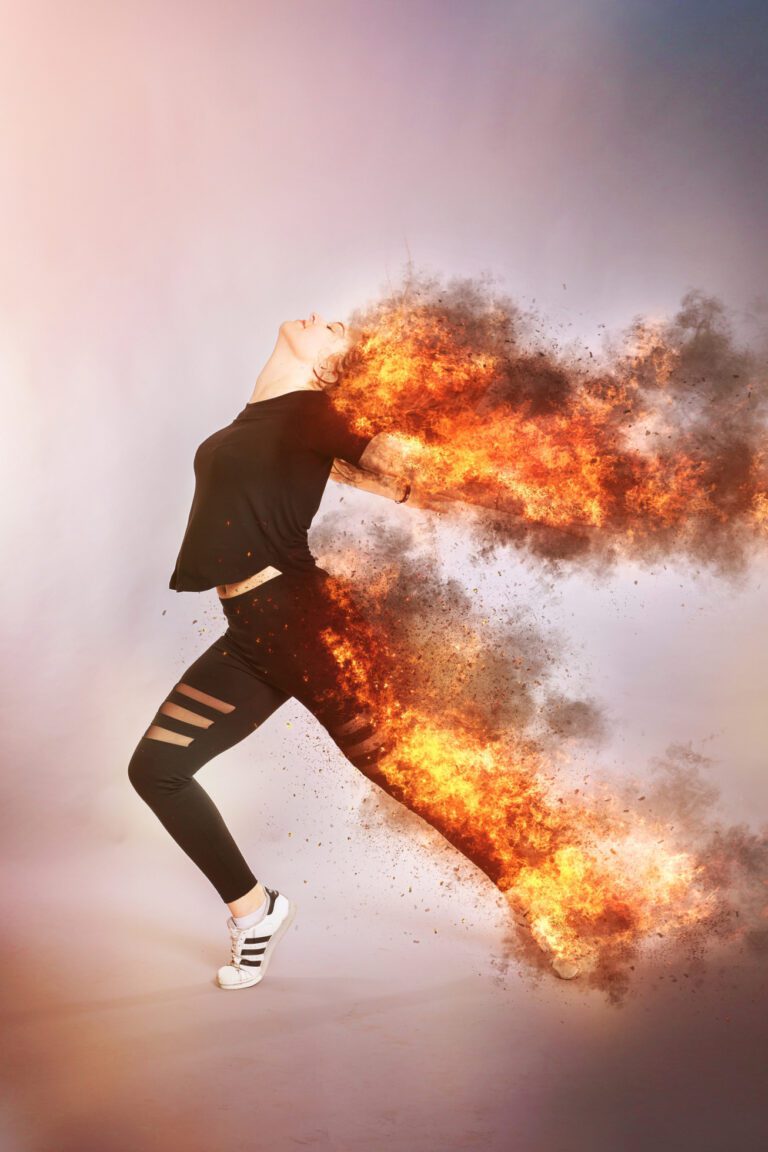 Auf dem Fotos ist eine junge Frau zu sehen, die mit einem Bildbearbeitunstool bearbeitet wurde, es sieht so aus, als würde sie brennen.