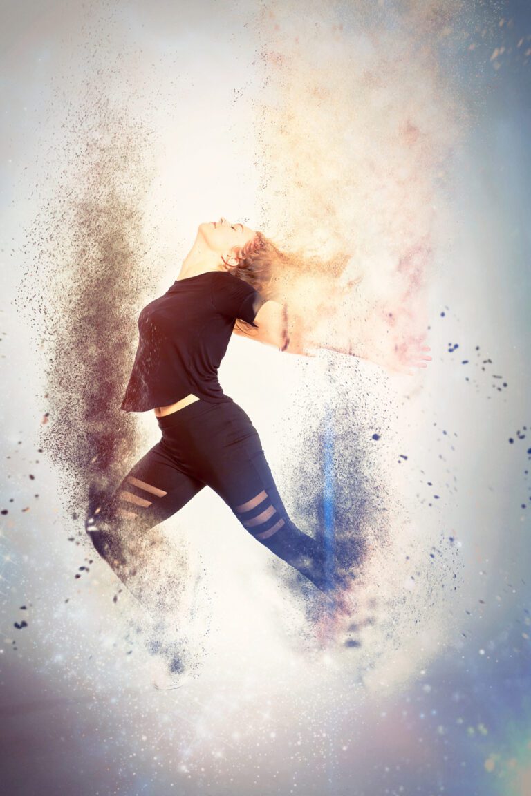 Auf dem Fotos ist eine junge Frau zu sehen, die mit einem Bildbearbeitunstool bearbeitet wurde, es sieht so aus, als würde sie sich auflösen und nach oben zerfallen.