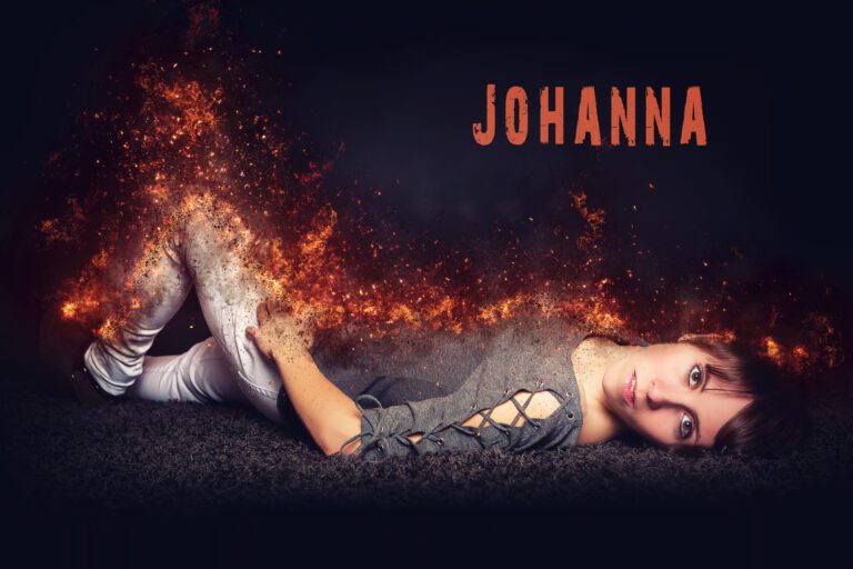 Foto zeigt ein junges Mädchen liegt auf dem Boden - Schriftzug Johanna ist zu sehen