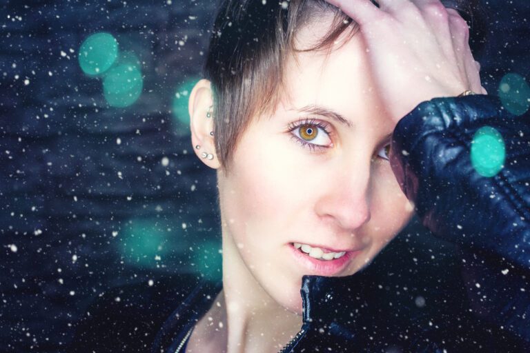 Auf dem Fotos ist eine junge Frau zu sehen, nur das Gesicht, besonders das eine Auge ist zu sehen