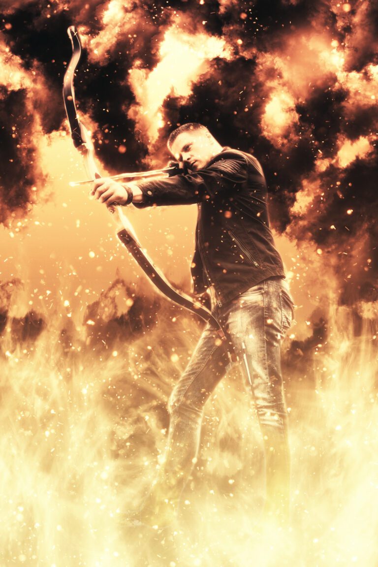 Fotomontage, ein junger Mann hält einen Bogen und einen Pfeil und mit einem Bildbearbeitungsprogramm ist Feuer eingebracht worden