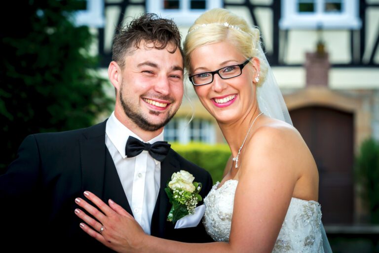 Das Foto zeigt ein junges Ehepaar.